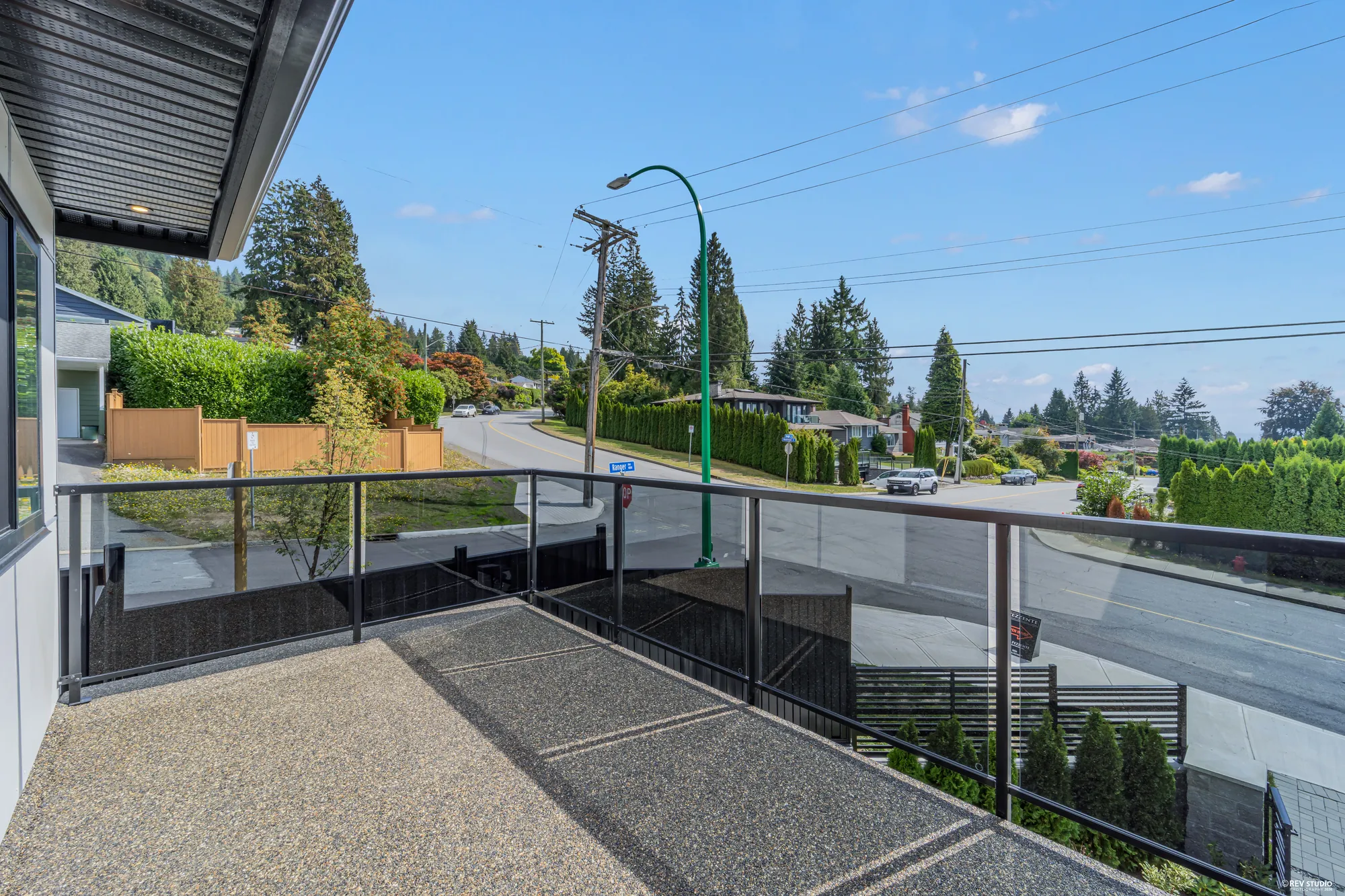 From the balcony over the street: the boulevard below, the neighbours' houses and the trees